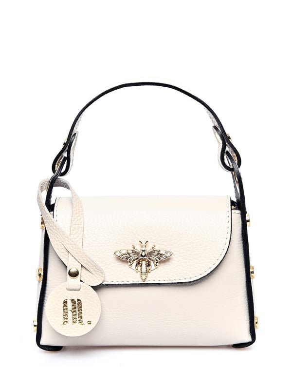 Bolso de Asa Superior  
100% cuero de vaca  
Cierre con solapa y broche  
Detalle lateral con tachuelas  
Dimensiones: 13x19x7 cm  
Asa 11 cm  
Cadena para el hombro 105 cm  