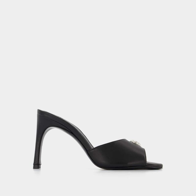 Ponte estos mules negros Coperni para cualquier ocasión. Atemporales, con su logo plateado, combinarán con todos tus looks. Altura del tacón: 6 cm. Colores: Negro. Material principal: piel de ternero lisa. Material de la suela: sintético. Material del forro: cuero. Cierre: fácil de poner. Forma de la puntera: redonda abierta. Ajuste: fiel a la talla - Tallaje: europeo.