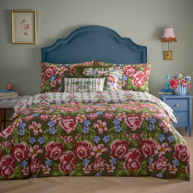 Step into the warmth of a cosy cottage filled with antiques, curiosity, and the smell of freshly made scones. Strewn across the bed is a beautiful floral tapestry. Meet Feeoni. Shades of pink, mauve, and green come together to replicate an English garden in this printed bedding set, which gives you the illusion of a handcrafted tapestry. Complete with a country floral reverse, providing you with two distinct looks for a midweek refresh.