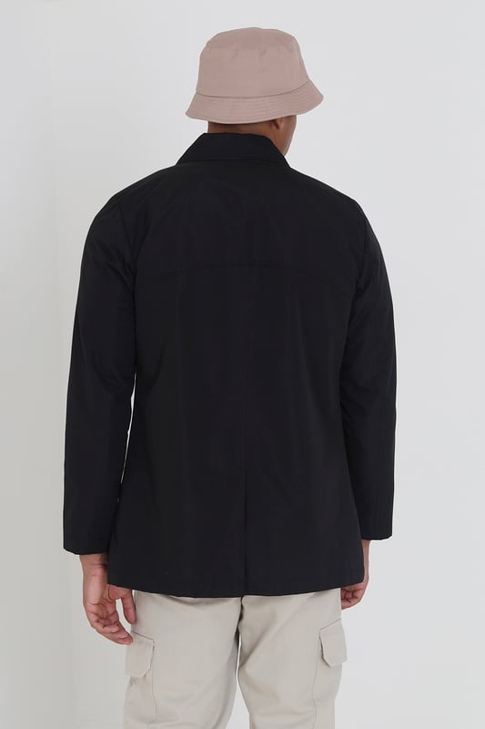 This Brave Soul lightweight mac-style jacket is a perfect blend of style and comfort. The single-breasted , button-through style has a classic and timeless look and features two side pockets and a split on the back hem for ease of movement. This jacket has a checked lining for added detail.