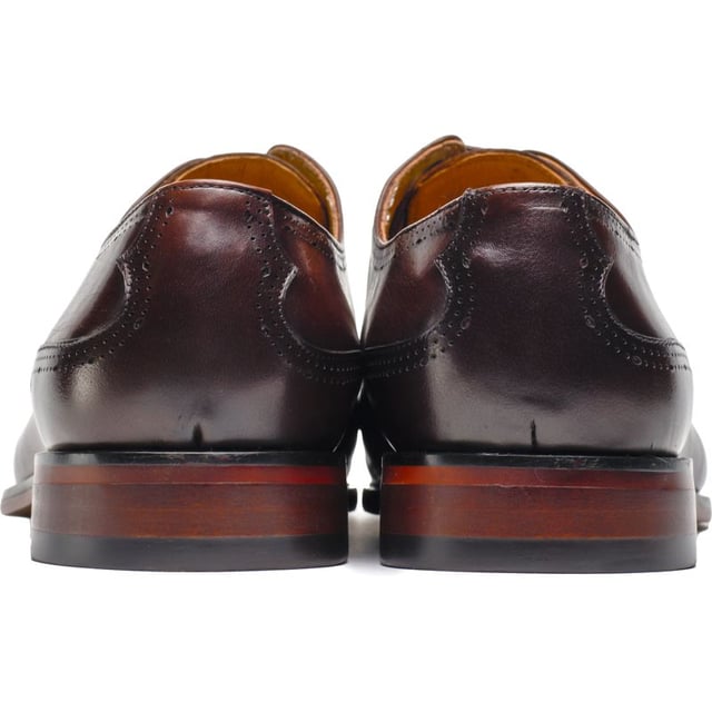 Presentamos el Zapato Derby Warren de Simon Carter, una perfecta combinación de sofisticación atemporal y peculiaridad pulida. Estos zapatos excepcionales redefinen el estilo clásico Derby con sus detalles únicos y encantadores. Meticulosamente elaborados con cuero de primera calidad, los Zapatos Derby Warren cuentan con un diseño elegante y esbelto, que irradia una sensación de refinamiento. Ya sea que te vistes para un evento formal o que desees añadir un toque de distinción a tu vestimenta diaria, este básico del armario de calzado de Simon Carter asegura que hagas una declaración distintiva de estilo y personalidad.