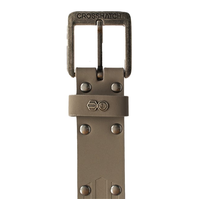 Materiaal: PU Plastic Leder. Bevestiging: Gesp. Geoliede randen. Ontwerp: Badge, Koepel, Logo, Bezaaid.