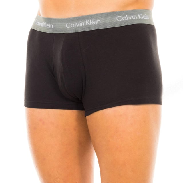 Pack-3 Bóxer Calvin Klein.
Color Negro-cinturilla multicolor
Cinturillas de goma elástica con el nombre de la firma bordado consecutivamente.
Tejido cómodo y transpirable.
Frontal anatómico, con capacidad de sujetar sin apretar.
Corte del bajo con acabado acanalado. 
Costuras vistas a tono.

Composición:  95% Algodón, 5% Elastano

 Instrucciones de lavado:
-Lavar a temperatura máx. 40ºC.
-No usar lejía.
-Admite lavado en seco.
-Permite utilizar secadora.
-Planchar a temperatura máx. 130ºC.