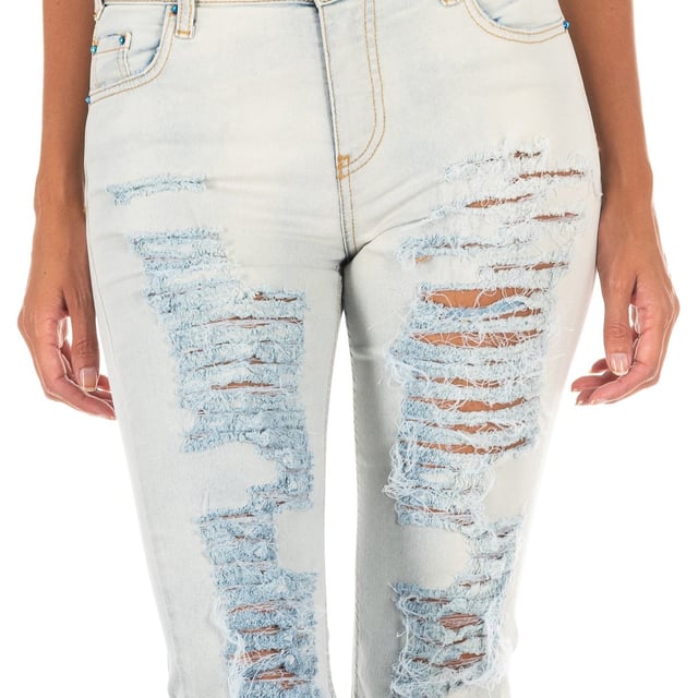 Long denim pants.
 Zipper and button closure on the front.
 Waist with belt loops.
 Two open pockets and a mini pocket on the front.
 Two open pockets on the back.
 Application of laminated label and brand name, on the side of the waistband, on the back.
 Straight hem cut.
 Seams seen in tone.
 Composition: 98% Cotton, 2% Elastane
 Care:
- Wash maximum at 40ºC.
 - Iron at medium temperature, max. 110ºC.
 - Allows you to use a dryer.
 - Do not use bleach.
 - Does not support dry cleaning.