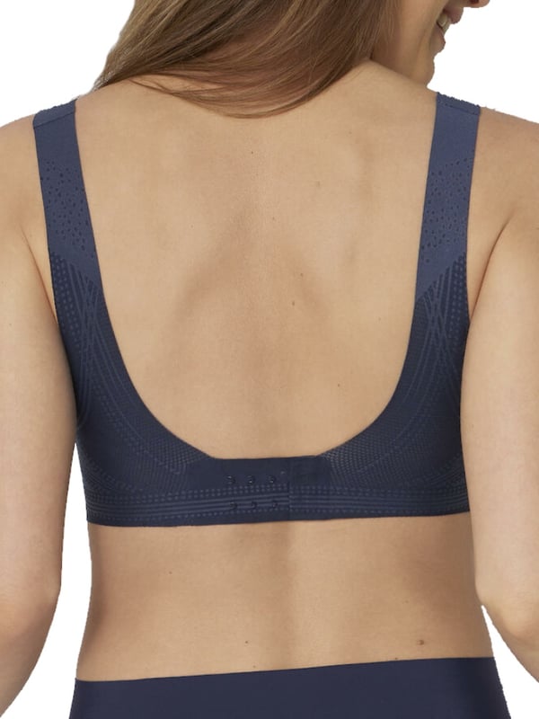Sloggi ZERO Feel range is made from a luxuriously soft, lightweight fabric made from multi-stretch Japanese fabric for an ‘unfeelable feeling’ and complete comfort.  Featuring flat edges and flat dot-bonded seams for an invisible and no VPL look under clothing. This bralette features soft removable padded cups for a flattering fit.  Complete with re-enforced dot-bonding on the straps and on the under bust band. The laser cut printed sections offer extra support where needed. Perfect for everyday wear and ultimate comfort as the fabric does not dig in. Please note the laser cut pattern is not as vivid as seen in the photos. Size Guide: XS (8), S (10), M (12), L (14), XL (16).