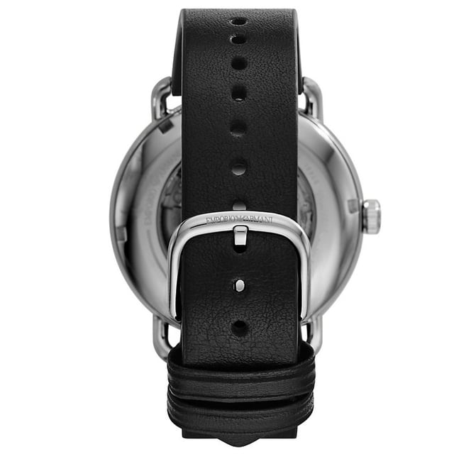 Elegante Herrenuhr der Marke Armani. Die Uhr hat ein Armband, das auch kleiner gemacht werden kann, das Gehäuse hat einen Durchmesser von 43 mm. Die Uhr hat ein mechanisches Uhrwerk, so dass keine Batterien benötigt werden.  Marke: ArmaniModellname: AR60026 (43mm)Kategorie: HerrenuhrMaterialien: Edelstahl, LederFarbe: schwarz, silber