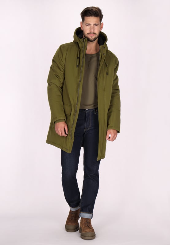 Ontdek de beste winterjas ontworpen voor lage temperaturen. Deze parka heeft een hoge kraag en een ritssluiting over de volledige lengte met drukknopen voor extra bescherming. Dankzij de verstelbare capuchon en lange mouwen zorgt hij voor warmte. Klepzakken verhogen de functionaliteit en het 5000 mm dikke waterdichte materiaal houdt je droog. Perfect voor een reis naar de bergen of een winteravontuur aan zee.  Winter parka