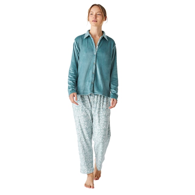 Women's long-sleeved pajamas with an elegant and comfortable design, ideal for lounging or relaxing at home.

 Its modern and sophisticated design adapts perfectly to the female figure, enhancing the silhouette with a chic and relaxed style.

 The set includes a long-sleeved top with buttons down the front, which provides practicality and a touch of style.

 The long pants have a loose fit and an elastic waistband that can be adjusted with drawstrings.

 In addition, the pants feature an attractive print, creating a charming contrast.

 The entire pajama set is made of soft velvet, making it ideal for cool nights and offering a feeling of exceptional warmth and comfort.
 Composition: Shirt: 95% Polyester, 5% Spandex; Pants: 95% Polyester, 5% Spandex
 Care:
-Machine wash cold on gentle cycle to prevent wear and tear on fibers.
 -Do not use bleach or whiteners
 -Line dry or tumble dry low to prevent shrinkage or loss of shape.
 -Iron at low temperatures.