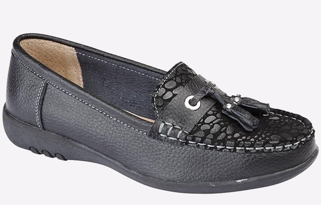 Boasting a premium leather upper with a reptile printed suede to the toe area, you can count on these Boulevard Apron Tassle shoes to provide the confort you deserve.- Leather Upper
- Reptile printed suede
- Leather Lining
- Wide EEE Fitting
TPR Sole