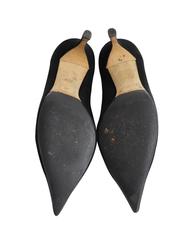 VINTAGE, RRP AS NEW
These court shoes from Gucci are crafted from black suede and feature pointed toes, leather soles and stiletto heels. The crystal embellishment on the toes add a glamorous touch to this ultra feminine design.

Gucci Pointed Court Shoes in Black Suede
Condition: very good
Material: Suede
Size: 37
Sign of wear: re-soled
SKU: 268084