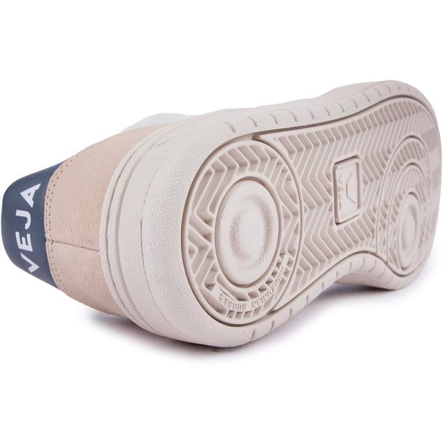 Een iconische sneaker in een gloednieuwe pastelkleur. de V10 suède en leren damessneaker van het cultmerk Veja zal je look zeker opvrolijken dit seizoen. Het klassieke silhouet is vervaardigd met behulp van ecologische en duurzame methoden in Brazilië en aangevuld met zachtgekleurde details en een wit V-logodetail.