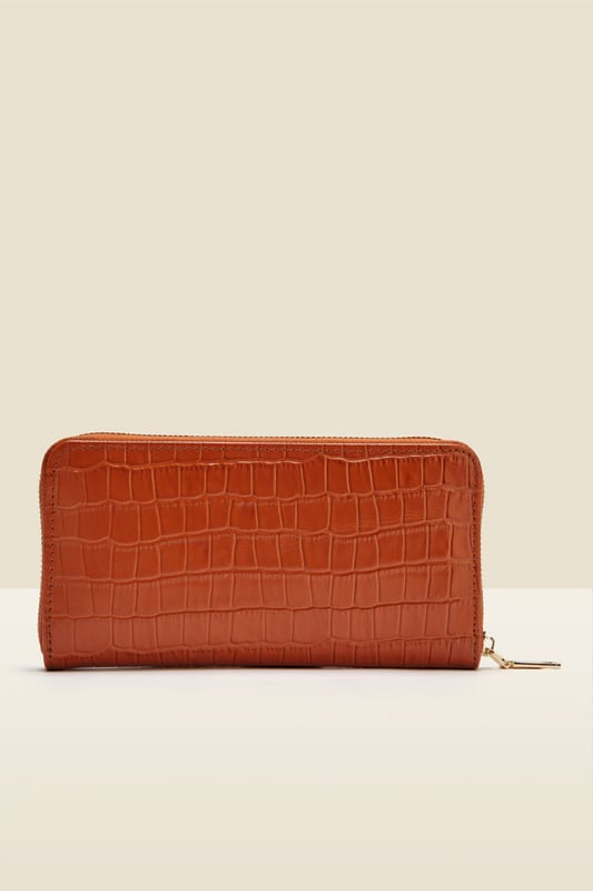 The essential accessory
Made from luxe grain leather
Zip fastening and inner zip coin pocket
Luxe gold hardware and logo detail
Multiple card and cash compartments
Treat yourself or someone else