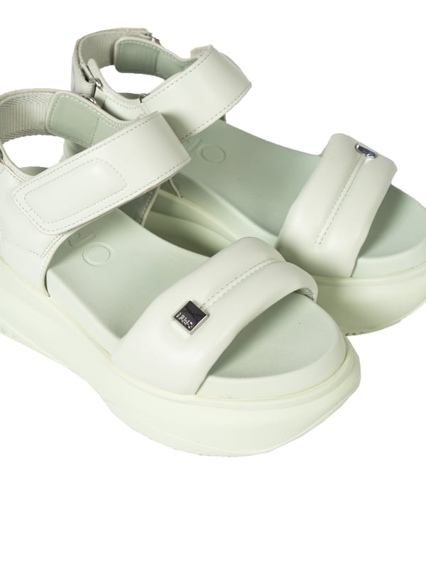 Estas sandalias de moda con suela gruesa son la elección perfecta para aquellos que valoran la comodidad y el estilo; su sólida suela amortiguadora asegura confort durante todo el día.

El cierre ajustable con velcro no solo garantiza un ajuste perfecto al pie, sino que también permite ponerse y quitarse las sandalias rápidamente y con facilidad, lo cual es extremadamente práctico en días calurosos.

En la parte delantera, hay un emblema de la marca característico con el logo de la empresa, que agrega elegancia a las sandalias y está sutilmente incorporado en su diseño, indicando la originalidad y el alto estatus de la marca.

La suela con logo no solo demuestra la autenticidad del producto, sino que también está diseñada de manera que asegure adherencia y seguridad en diversas superficies.

Hechas de material de alta calidad, estas sandalias son resistentes al desgaste y daños, lo que asegura su uso prolongado y mantiene su apariencia estética a lo largo de muchas temporadas.