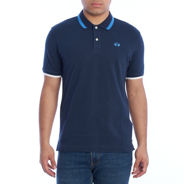 Polo de manga corta para hombre La Martina.

Un diseño moderno y elegante caracteriza esta camiseta polo para hombre de La Martina, hecha de algodón elástico para garantizar un ajuste cómodo y favorecedor.

Detalles:

- Fabricada con algodón elástico de alta calidad, que ofrece suavidad y permite una mayor libertad de movimiento.
- Cuello polo con rayas en contraste y cierre de dos botones.
- Bordado del logo de La Martina en el pecho.
- Mangas cortas con puños decorados en contraste.
- Corte ajustado que sigue la silueta del cuerpo, ofreciendo un ajuste contemporáneo y cómodo.

Esta camiseta polo de manga corta de La Martina combina calidad, diseño moderno y un ajuste perfecto, convirtiéndola en un imprescindible para cualquier ocasión casual. Perfecta para hombres que valoran la elegancia con un toque deportivo.
Composición: 95% algodón. 5% elastano.
Cuidado:
- Lavar a un máximo de 30°C en ciclo delicado.
- No usar blanqueadores ni blanqueadores ópticos.
- Planchar a baja temperatura, evitando el bordado para no dañarlo.
- No usar secadora.
