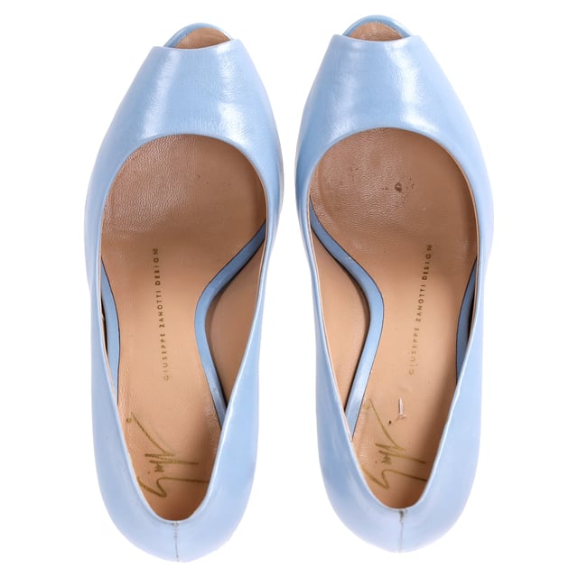 VINTAGE, RRP AS NEW
Experience unmatched comfort and style with these pumps, crafted from light blue leather with leather soles, making them a chic and fashionable choice for any special occasion.



Giuseppe Zanotti Peeptoe Pumps in Light Blue Leather
Condition: Very good
Signs of wear: Minor markings, Lightly used but very well maintained. Minor mark at soles & creasing, light scuffing at the soles and heels.
Packaging: None
Color: Blue | light blue
Material: Leather | leather
Size: EU36
Measurements: Heel height: 8; Insole length: 22,5
SKU: TONPUDESH373851W