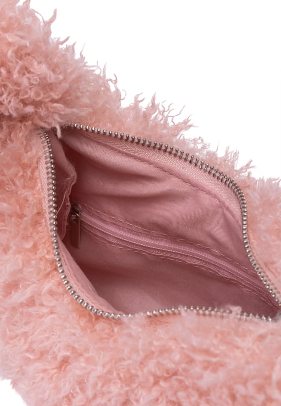 Deze tas van myMo is helemaal in de trend met zijn zachte teddymateriaal. Het ruime interieur van de tas biedt je genoeg ruimte om je spullen onderweg veilig mee te nemen. De lange schouderriem flatteert de ronde vorm van de tas. Een fijn maar zeer charmant detail is de kleine hartvormige hanger aan de ritssluiting.