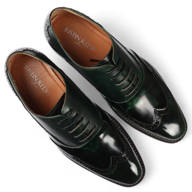 Causa una impresión audaz con los zapatos brogue de charol para hombre Justin Reess Harry en un llamativo color verde. Fabricados con charol verde vibrante, estos zapatos están diseñados para destacar y realzar tu atuendo formal. Con un diseño brogue clásico con perforaciones intrincadas y costuras decorativas, encarnan la elegancia y la sofisticación para cualquier ocasión. El cierre seguro con cordones permite un ajuste personalizado, lo que garantiza la comodidad durante todo el día. Fabricados con materiales de alta calidad y una artesanía experta, estos zapatos ofrecen durabilidad y longevidad, lo que los convierte en una elegante incorporación a tu guardarropa. Charol verde llamativo para una declaración audaz Diseño brogue clásico con perforaciones elegantes Cierre con cordones para un ajuste seguro y ajustable Construcción duradera para un uso duradero