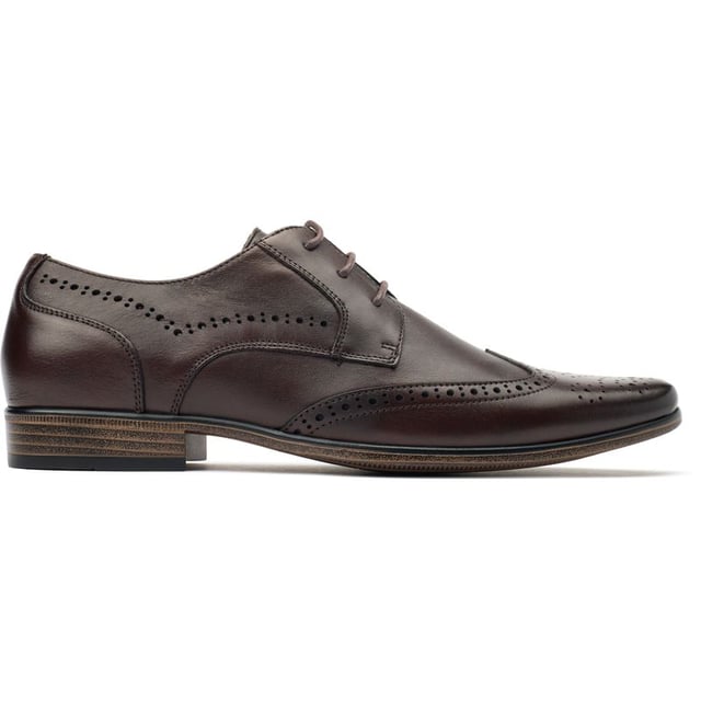 Zapatos marrones para hombre de la marca Soletrader, fabricados en piel y suela de pvc. Presentan detalle brogue y parte superior de piel.
