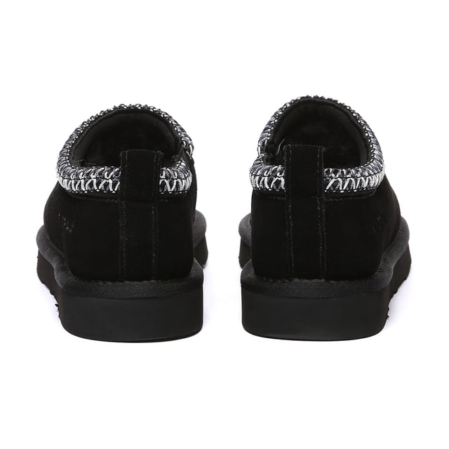 Verhoog uw casual stijl moeiteloos met Wigeon Pantoffels, vervaardigd voor comfort en duurzaamheid met een waterafstotende coating om u stijlvol gezellig te houden in elke omgeving, van binnen tot buiten.