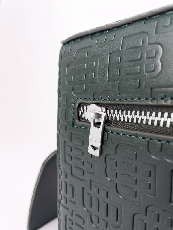 100% cuero PU Apertura con solapa Correa de cuero ajustable Cremallera con tirador de marca Níquel mate Logotipo Monogram en el frente Etiqueta de equipaje de cuero Bolsillo trasero Tamaño del bolso: 23.5x17x6cm (HxLxW) 