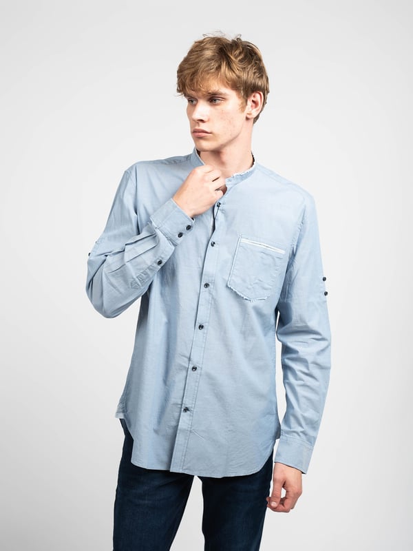 Aangepast model
Met een kraagje
Met knopen
Mouwen met omslagmogelijkheid
Manchetten met knopen
Decoratieve stiksels aan de achterkant
Afgeronde onderkant
Merkdetail op de nek
Gemaakt van hoogwaardig katoen