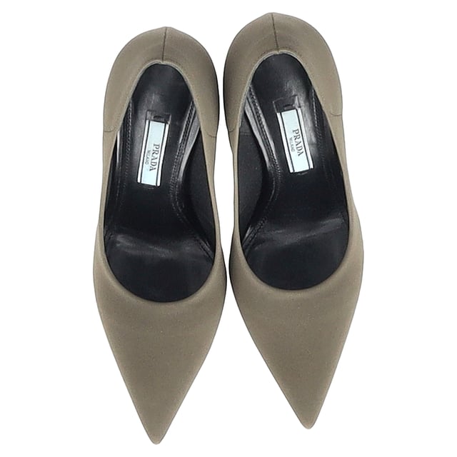 Prada Logo-Plakette Pumps mit spitzer Zehenpartie aus olivfarbenem Wildleder VINTAGE, UVP WIE NEU
Erhöhen Sie Ihre Schuhkollektion mit den Prada Logo-Plakette Pumps mit spitzem Zeh aus sattem Olivsuede. Die scharfe, spitze Zehenform schafft eine schlanke und schmeichelhafte Silhouette, während das weiche Suede eine luxuriöse Textur bietet, die schlichte Eleganz ausstrahlt. Eine markentypische Prada-Logo-Plakette am Absatz verleiht einen Hauch modernen Brandings und sorgt dafür, dass diese Pumps ein Statement setzen, ohne die Subtilität einzubüßen. Perfekt sowohl für berufliche Anlässe als auch für Abendveranstaltungen, lässt sich der vielseitige Olivton mühelos mit einer Vielzahl von Outfits kombinieren. Mit einer Kombination aus zeitlosem Design und zeitgenössischer Raffinesse sind diese Prada Pumps die ideale Wahl für die anspruchsvolle Modebewusste.
Prada Logo-Plakette Pumps mit spitzem Zeh aus Olivsuede
Zustand: Sehr gut
Gebrauchsspuren: Einschließlich Box, kleinere Markierungen, leicht gebraucht, aber sehr gut gepflegt. Kleine Markierung an den Sohlen & Faltenbildung, leichte Abnutzung an den Sohlen und Absätzen.
Verpackung: Box
Farbe: Olivgrün
Material: Suede
Größe: IT35/UK2/US5/FR36
Maße: Absatzhöhe: 100; Innenlängen: 280
SKU: NAPPUGBSH410397W