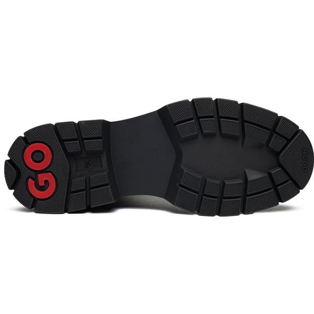 Hugo Kris Bootie Botas Este botín Kris de HUGO es una bota de estilo motero con tacón y suela de plataforma gruesa que combina un estilo atemporal con detalles cautivadores y seguros. Las hebillas plateadas y el refuerzo superior garantizan que sea fácil de poner y quitar y añaden un toque de estilo moderno a este básico de diseño. Estas botas altas combinan comodidad y moda, y marcan una clara declaración de estilo y personalidad.