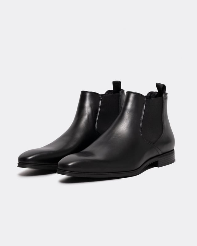 Salga con estilo con las botas Chelsea Theon de BOSS. Confeccionadas con cuero de primera calidad, estas botas negras rezuman un diseño elegante y sofisticado, perfecto para cualquier ocasión. La suela de goma garantiza la máxima comodidad y durabilidad, mientras que la clásica silueta Chelsea añade un toque de elegancia atemporal. Mejora tu colección de zapatos y siéntete como un jefe.