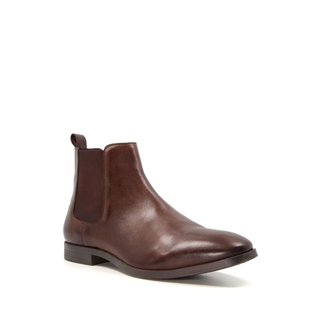 Dune Mens Maccles - Smart Leather Chelsea Boots Expertly constructed from the finest leather, this timeless and traditional silhouette will provide a sartorial foundation to any wardrobe. Constructed with elastic side panels and featuring a rear pull tab Maccles fuses master craftsmanship with contemporary British styling.