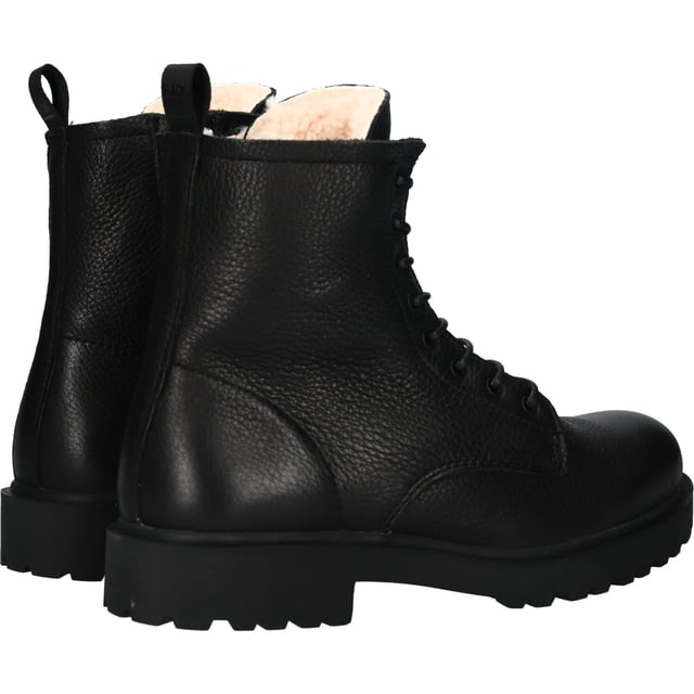 Der WL02 ist ein robuster Schnürstiefel für Damen von Blackstone Footwear. Der Stiefel verfügt über einen Reißverschluss an der Innenseite sowie eine robuste Profilsohle. Der WL02 hat ein Futter aus 100% Schafwolle. Das macht den Stiefel nicht nur sehr warm, sondern auch unglaublich angenehm zu tragen. Tragen Sie den Stiefel unter Jeans oder einem Kleid, um einen robusten Kontrast zu schaffen.