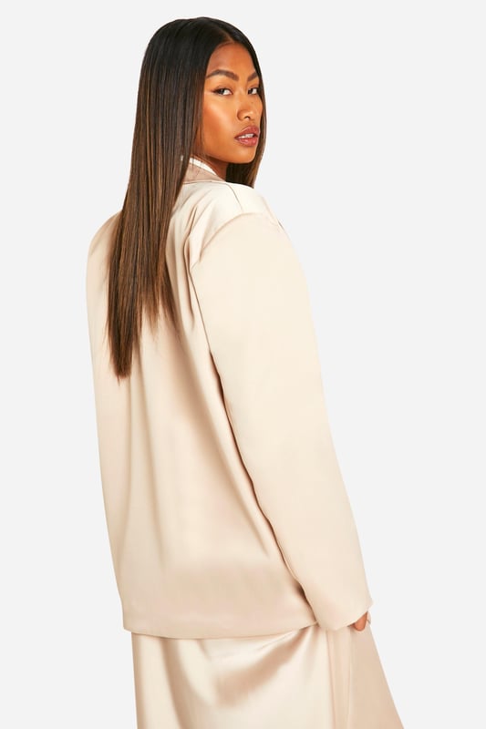 The trend for oversized blazers is going nowhere and this classic style will add a polished touch to any look, from jeans and t-shirt combos to more formal dresses. If you're feeling especially daring, try pairing it with leather pants or a mini skirt. This jacket is cut to resemble a suit jacket but a little more casual making it a great all-rounder to have in your jacket collection.Style: BlazerDesign: PlainFabric: SatinLength: LonglineNeckline: CollaredSleeve Length: Long Sleeve