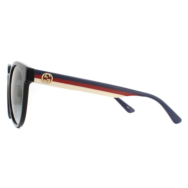 Las gafas de sol Gucci GG0416SK 001 en negro con degradado gris son de estilo redondo, fabricadas en acetato ligero y cuentan con almohadillas nasales ajustables y patillas gruesas decoradas con las características rayas de Gucci, además del logotipo GG entrelazado en metal.