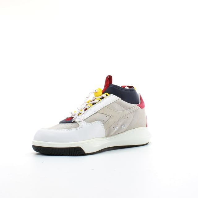 Die Diadora Borg Original Suede Turnschuhe sind eine Rückkehr eines Old Skool Klassikers von einer führenden Marke aus den 80ern. Diadora ist ein wichtiger Akteur auf unserer Website und zu Recht Funktionen in Nick Loves The Firm auf viele der wichtigsten Casual Gangs. Der Trainer hat ein weißes Obermaterial aus Wildleder mit weißem Diadora-Branding und einer weißen Sohle. Ein toller, leicht zu tragender Schuh, der eine niedrige Silhouette hat und sicherlich knackig und frisch aussieht.