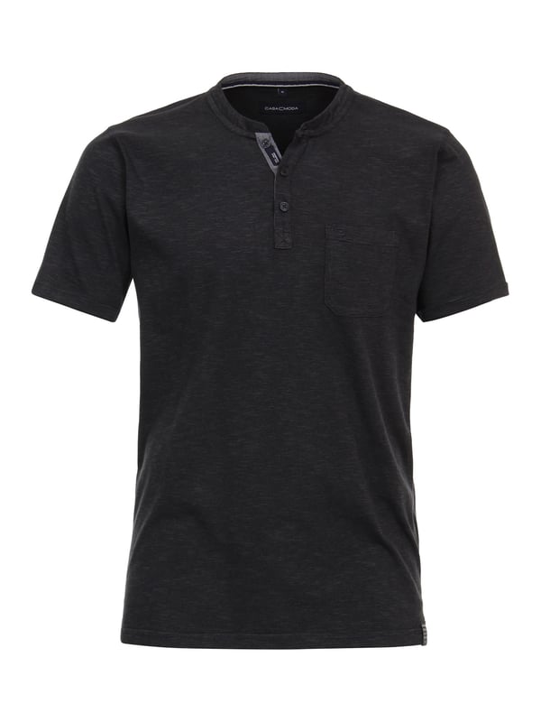 Verover het modepodium met dit henley shirt voor heren dat stijl en comfort naar een nieuw niveau tilt. De normale pasvorm belooft ontspannen elegantie, terwijl de knoopsluiting met 3 knopen het shirt een opvallende touch geeft die de aandacht op zich vestigt.  De smalle strepen op het shirt geven het een subtiele dynamiek die een lust is voor het oog. Deze fijne balans tussen patroon en eenvoud maakt het Henley shirt een veelzijdige metgezel voor de meest uiteenlopende gelegenheden.  De borstzak voegt niet alleen een vleugje functionaliteit toe, maar benadrukt ook het geraffineerde ontwerp van het shirt. Het kleine geborduurde logo op de borst voegt een persoonlijk tintje toe en is een bewijs van kwaliteit en aandacht voor detail.  Met de labellabels op de zoom en de knoopsluiting kun je je nog meer inleven in de stijl. Deze kleine details geven het overhemd een individueel tintje en benadrukken de hoogwaardige afwerking. Of je het nu draagt met jeans voor een casual look of met chino's voor een nonchalant elegante look, dit overhemd zal je stijl op charmante wijze aanvullen.