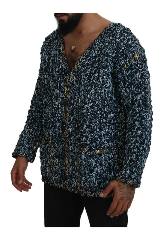 Cardigan Azul Botón Hecho A Mano Suéter  
marca DOLCE & GABBANA  
Hecho en Italia  
Color azul con logo dorado  
Diseño elegante y lujoso  
Prenda versátil para looks casuales o más arreglados  
Cómodo y de calidad  
Perfecto para combinar con jeans o pantalones  
Agrega elegancia a cualquier conjunto  
Material: 5% Elastano 10% PA 65% PL 10% VI 10% Cuero