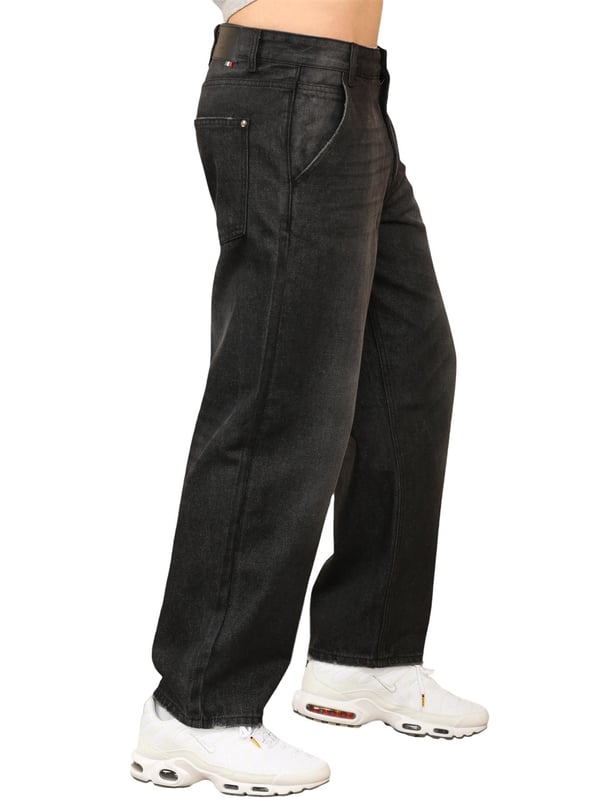 The Enzo men's wide-leg jeans feature a classic 5-pocket design, offering both style and functionality. These loose fit jeans have a slightly distressed finish around the hem and pocket areas, giving them a lived-in, casual look. The zip-fly fastening ensures ease of wear, while the Enzo PU badge on the back adds a branded touch.
 