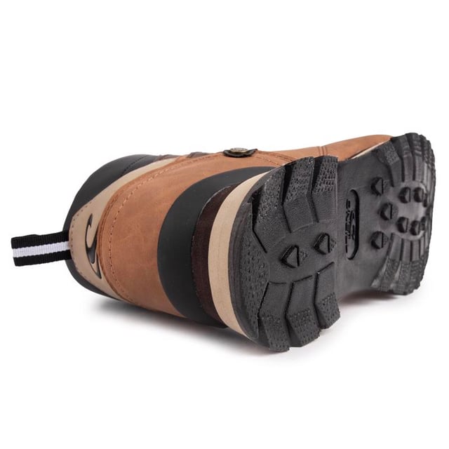 Elegante y detallado. Los botines negros para exteriores O'Neill Grand Teton Mid son un par de botas elegantes y robustas. con una silueta clásica inspirada en el exterior. Consta de parte superior de primera calidad y duradera. Ojales superiores con anilla en D y detalles finos.
