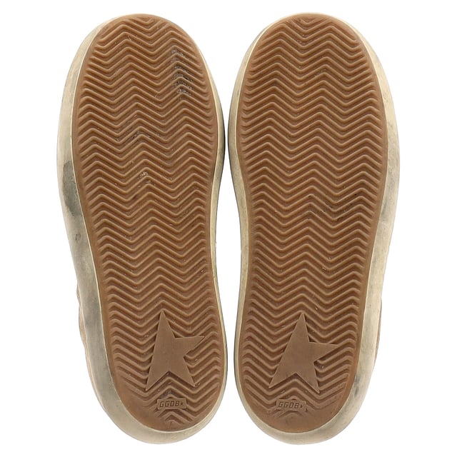 VINTAGE, RRP WIE NEU  
Die Golden Goose Space Star Sneaker aus braunem Wildleder sind der Inbegriff von mühelosem Coolness mit einem Hauch von urbanem Luxus. Hergestellt aus reichhaltigem, geschmeidigem Wildleder, präsentieren sich diese Sneaker in einem abgenutzten, vintage-inspirierten Look, der ihnen einen einzigartigen Charme verleiht. Der kontrastierende metallische Stern an der Seite setzt ein mutiges, markantes Detail, während die gepolsterte Sohle für Komfort bei jedem Schritt sorgt. Mit ihrem entspannten und gleichzeitig stilvollen Design kombinieren diese Sneaker mühelos High Fashion mit Streetwear-Flair und sind die perfekte Ergänzung für jede lässige Garderobe. Erhebe dein Sneaker-Spiel mit dem unverwechselbaren Charme und der hochwertigen Handwerkskunst von Golden Goose.  

Golden Goose Space Star Sneaker aus braunem Wildleder  

Zustand: Sehr gut  
Abnutzungserscheinungen: Geringe Abnutzungserscheinungen  
Verpackung: Box, Staubbeutel  
Farbe: Braun  
Material: Wildleder | Wildleder  
Größe: EU | 43/UK9/US10  
Maße: Absatzhöhe: 50; Einlegesohlenlänge: 340  
SKU: MRPPUGBSH446559M