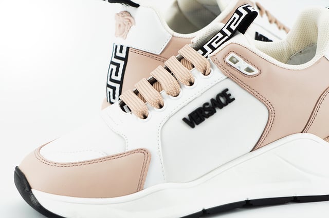 Nuevas y preciosas zapatillas Versace.
  Fabricado en Italia.
  Color rosa claro y blanco.
  Confeccionado con piel de becerro de alta calidad.
  Disenado para mujeres.
  Irradia lujo y estilo.