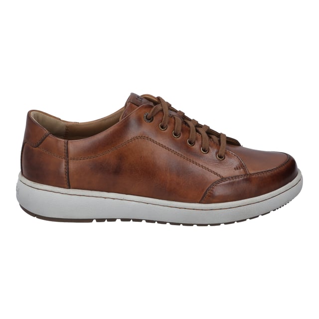 Mit dem David 03 in cognac-kombi präsentiert JOSEF SEIBEL einen Herrensneaker, der Tradition und modernen Tragekomfort vereint. Gefertigt aus hochwertigem Nappa-Rindsleder, bietet dieser Schuh dank der Bequemschuhweite H optimalen Sitz für den breiteren Fuß. Die innovative EVA/TPU-Sohle verspricht Langlebigkeit, Flexibilität und Rutschfestigkeit, ideal für den Alltag. Ein besonderes Merkmal ist die Strobel-Machart, die für außergewöhnliche Stabilität sorgt. Ob für Freizeitaktivitäten im Freien oder als Teil deiner Streetwear-Garderobe, der David 03 ist ein vielseitiger Begleiter. Die Möglichkeit, das Lederfußbett gegen eigene orthopädische Einlagen zu tauschen, unterstreicht die Funktionalität dieses Sneakers. JOSEF SEIBEL setzt auf nachhaltige Slow Fashion, um dir ein Produkt zu bieten, das sowohl in Passform als auch Funktion überzeugt.