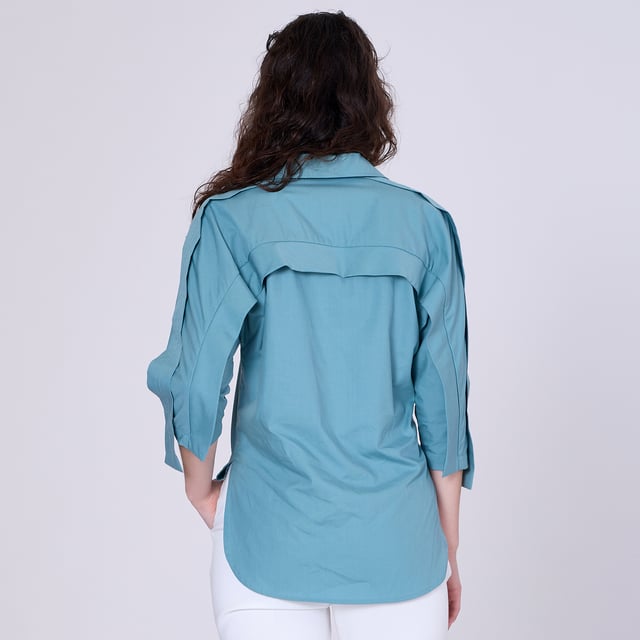 Een eenvoudig en elegant shirt gestructureerd met een lange riem die langs de schouders en armen loopt. Een informele uitstraling met 3/4 mouwen, een V-hals en een rechte lijn. Dit stuk wordt gesneden in een licht gladde popeline, ideaal voor de lente- en zomerseizoenen: geschikt voor informele uitjes, uitstapjes in de stad, het weekend en nog veel meer.
 Productdetails:
 Lengte: 68 cm
 Model draagt ​​maat 10
 Modelhoogte is 5 "7
 Vorm: recht
 3/4 mouwen
 V halslijn, Italiaanse kraag
 MIDDEN VOORKOPEN