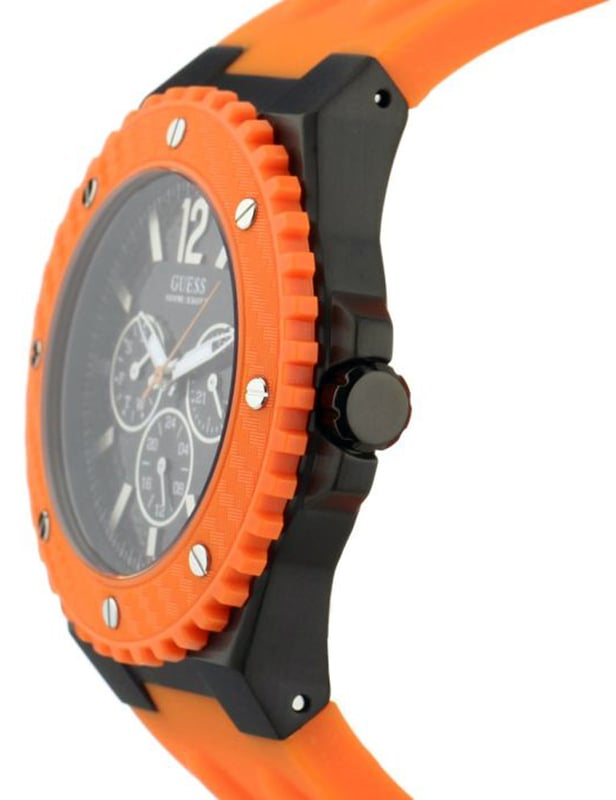 Diese Guess Overdrive Multi Zifferblatt Uhr für  Herren ist das perfekte Accessoire zum tragen oder verschenken. Ihr Schwarz 44 mm Rund Gehäuse kombiniert mit dem bequemen Orange Armband aus  Gummi garantiert, dass Sie diese atemberaubende Uhr kompromisslos genießen werden. Angetrieben von einem hochwertigen Quarz Uhrwerk und wasserdicht bis 10 bars, läuft Ihre Uhr stets weiter. Diese modische, sportliche Uhr mit speziell designed lünnette ist gut für jeden Geschenk!- Die Uhr verfügt über eine kalenderfunktion: Tag-Datum, Leuchtzeiger und 24-Stunden-Anzeige Orange Gummiband mit Dornschließe/ Armbandabmessungen: Länge: 25 cm, Breite: 24 mm Gehäuse Ø: 44 mm, Gehäuse Höhe: 7 mm und Gehäusefarbe: Schwarz/ Zifferblattfarbe: Schwarz