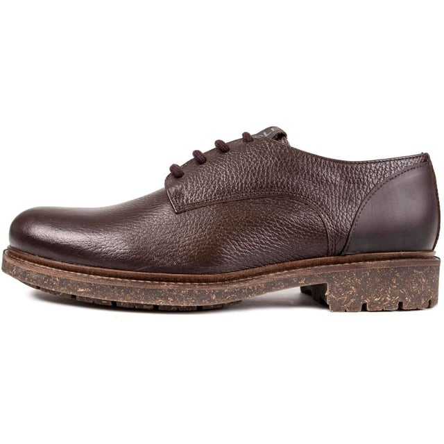 Mit diesem braunen Derbyschuh, der nachhaltigen Schuhmarke RE.SOLE, kannst Du Dich mit gutem Gewissen sehen lassen. Die Herrenboots machen mit dezenten Marken-Details und sauberer Verarbeitung Eindruck.  Das Leder dieses Modells stammt von der Leather-Working-Group, das verwendete Metall ist nickelfrei, die Schnürsenkel bestehen aus Bio-Baumwolle und die Sohle besteht zu 80 % aus recyceltem Gummi. Auch das Futter ist zu 90 % aus Upcycling-Polyester und der Laufsohlenrand aus recyceltem Spanplattenleder. RE.SOLE ist die nachhaltige Marke der Zukunft und exklusiv bei Soletrader erhältlich.