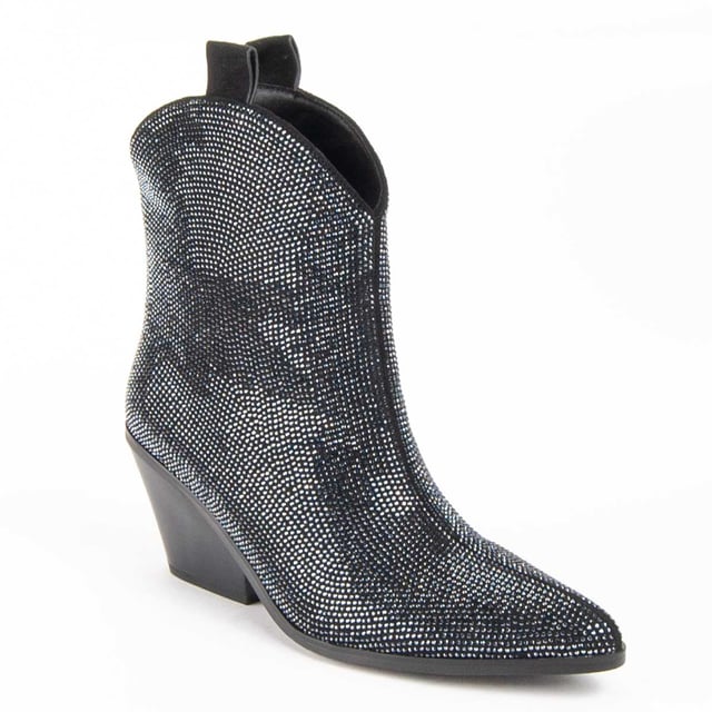 Botín cowboy de tacón para mujer. Calce cómodo. Plantilla acolchada de piel natural. Fabricado por otras marcas para nuestra marca. Medidas aproximadas: 6 cm de tacón, 17 cm alto de caña y 12 cm ancho de caña.