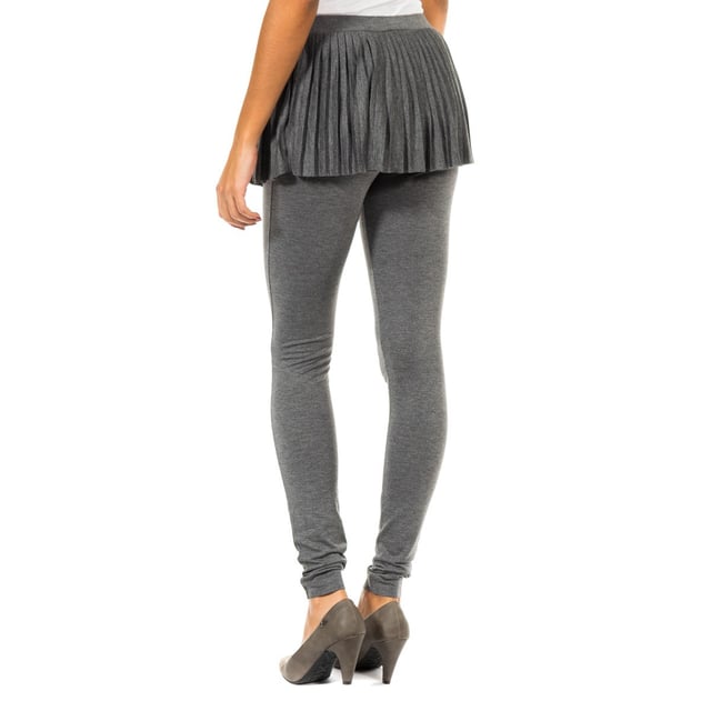 Leggin Elástico.
 Color Gris
Aplicación de mini falda plisada, en la cinturilla a tono. 
Cinturilla con goma elástica interior confeccionado en tejido acanalado a tono.
Aplicación metálica personalizada por la marca, en el lateral frontal. 
Costuras vistas a tono.

Composición:  46% Viscosa, 46% Poliéster, 8% Elastano

- Lavar máximo a 40ºC.
- Planchar a media temperatura, máx. 110ºC.
- Permite usar secadora.
- No usar lejía.
- No admite el  lavado en seco.