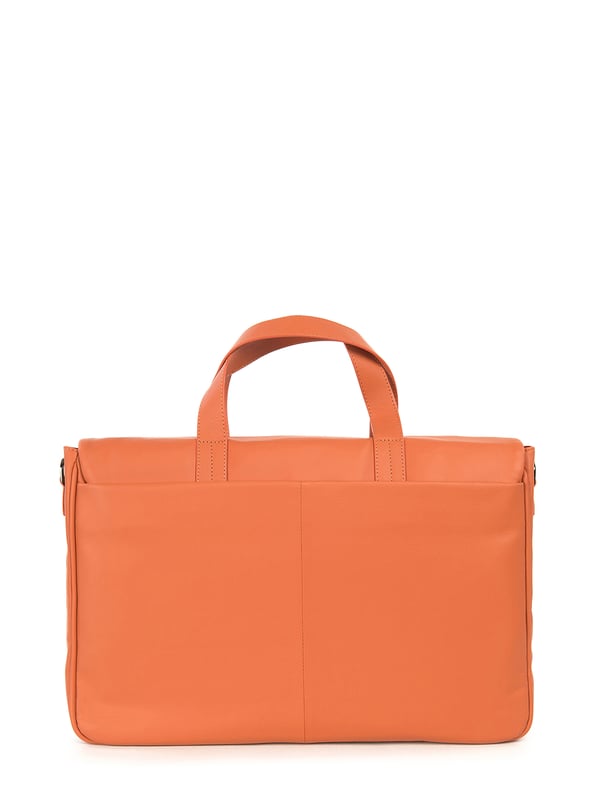 Bolso unisex. El cierre es rápido. Hay dos bolsillos internos abiertos. Los bolsillos externos están ausentes. La bandolera es ajustable y extraíble en piel. El mango es de cuero. Hay un compartimento interno. El material exterior es 100% Piel Auténtica. Internamente es poliéster. Medidas: 32x23,5x4 cm. Producto de moda