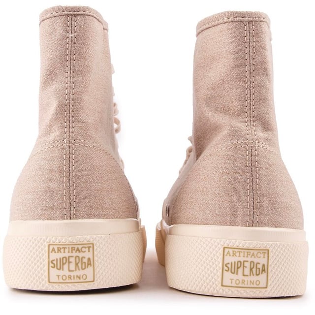 Dale vida a tu guardarropa y dale un toque de vida y bienestar a tus atuendos con estas zapatillas altas para hombre de la marca italiana Superga Artifact. Estas zapatillas informales, confeccionadas en lona de algodón teñida en hilo y transpirable, están rematadas con una suela de goma ligeramente elevada, la marca distintiva y ojales plateados.