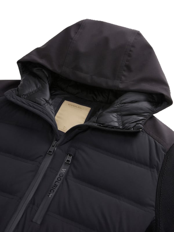 Dit gewatteerde herenjack combineert moderne elegantie met functionele details. De slanke pasvorm benadrukt het silhouet, terwijl de hoogsluitende capuchon met trekkoord optimale bescherming biedt tegen weer en wind. Een tweewegritssluiting zorgt voor flexibele draagopties. Zijzakken met ritssluiting en een praktische borstzak bieden veilige opbergruimte voor je benodigdheden. De binnenzak met rits biedt extra bescherming voor je waardevolle spullen. De geribde mouwen en zijstukken bieden extra bewegingsvrijheid, terwijl de capuchon en het achterste schoudergedeelte van softshell-materiaal extra comfort en bescherming bieden. Deze jas is warm gevoerd en water- en windafstotend, ideaal voor koude dagen. Hij is gemaakt van hoogwaardige materialen en garandeert een hoog niveau van comfort en duurzaamheid. Perfect voor de stijlbewuste man die er goed uit wil zien, ongeacht het weer.