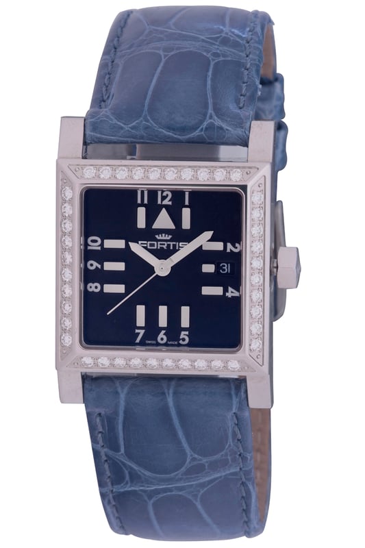 Pocas empresas de relojes pueden presumir de haber tenido un siglo completo de progreso e innovación ininterrumpidos. Aún menos empresas pueden decir que sus relojes se ofrecen como equipo estándar a los astronautas. Sólo hay una empresa que puede presumir de haber inventado el primer reloj mecánico de cuerda automática, y esa empresa es Fortis Swiss Watches. Fortis Watches celebró su centenario en 2012; sin embargo, reflexionar durante demasiado tiempo sobre un siglo pasado podría ser injusto para una empresa tan centrada en el siglo que nos ocupa. Después de todo, Fortis superó recientemente las 100.000 órbitas terrestres participando en misiones espaciales tripuladas que comenzaron en 1994. Este hecho increíble es un signo de exclamación de cómo una pequeña empresa suiza de Grenchen pasó de ser un fabricante de relojes local a ser un proveedor oficial de viajeros interplanetarios. Fuerza de visión Walter Vogt, fundador de Fortis Watch Company La evolución de Fortis comenzó con la visión de su fundador, Walter Vogt, cuyo primer golpe de astucia estratégica fue ubicar su fábrica frente a la estación de tren de Grenchen, sabiendo muy bien que representaba el sustento de la economía moderna. Allí comenzó la producción comercial de relojes en 1912. Cien años después, Fortis todavía reside en su dirección original. Vogt cambió el nombre de la empresa de Vogt & Git a Fortis en 1913. La palabra fortis significa fuerte en latín y refleja lo que Vogt entendía que se necesitaría para operar una empresa de relojes exitosa: fuerza de previsión, fuerza para perdurar y fuerza para seguir siendo innovador pero asequible. .
