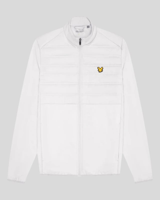 De Lyle & Scott sportcollectie is ontworpen om er goed uit te zien, of je nu in actie bent of aan de zijlijn staat. Deze Hybride Double Baffle Jacket heeft een gewatteerd voorpaneel en is gemaakt van een technische nylon- en elastaanmix voor extra rek en bewegingsvrijheid. De jas heeft een ritssluiting aan de voorkant en een elastische zoom en manchetten. \n- Kraag met hoge sluiting \n- Ritssluiting aan de voorkant \n- Gewatteerd paneel aan de voorkant \n- Lange mouwen \n- Zijzakken met rits \n- Elastische zoom en manchetten \n- Samenstelling: 90% nylon, 10% elastaan
